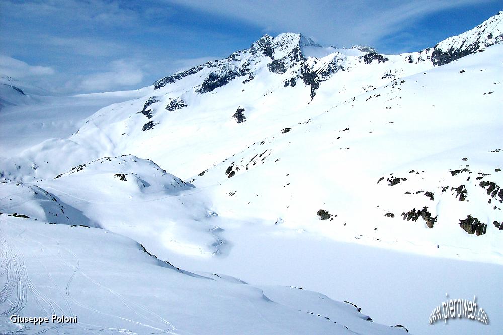 12- in basso a destra, il lago, coperto da metri di neve e ghiaccio .jpg